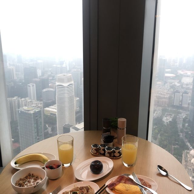 看到廣州地標小蠻腰. 100層的廣州瑰麗酒店