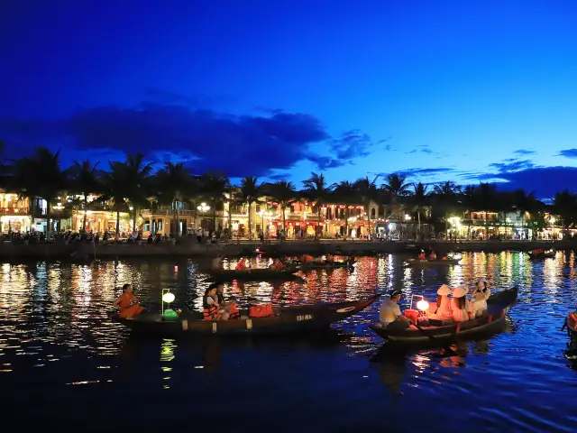 호이안 올드타운 소원초띄우는 배타기