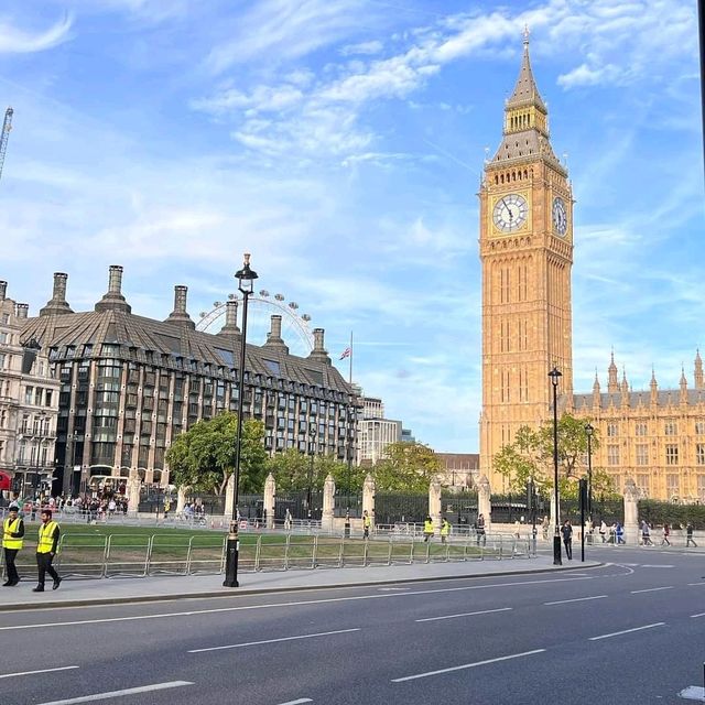 The Iconic Big Ben and its surroundings