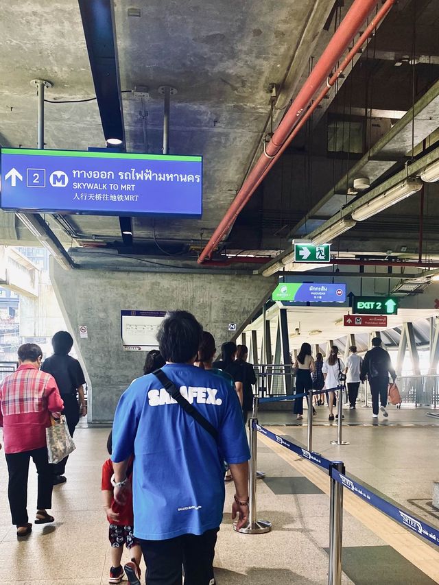 อิสระภาพ รถไฟฟ้า Mrt นักท่องเที่ยวแน่นมาก | กทม.