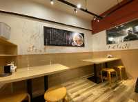 福岡空港。国内線空港内『ラーメン滑走路』で鹿児島ラーメン『Noodle Laboratory 金斗雲』に着陸✈️