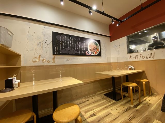 福岡空港。国内線空港内『ラーメン滑走路』で鹿児島ラーメン『Noodle Laboratory 金斗雲』に着陸✈️