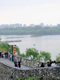 The wise do not enter the river of love, young people worship Buddha for wealth, and Nanjing has accurate and spiritual places to seek wealth.