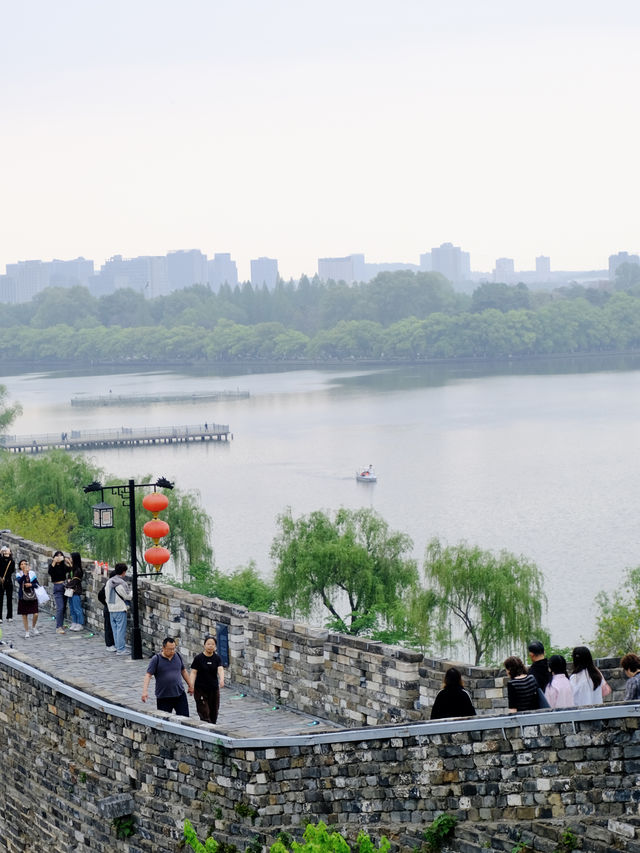 The wise do not enter the river of love, young people worship Buddha for wealth, and Nanjing has accurate and spiritual places to seek wealth.