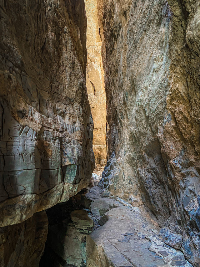 Beijing Hiking | Exploring the Dragon Palace Mountain Stone Array and Discovering the Thousand-Year Flower Tower.