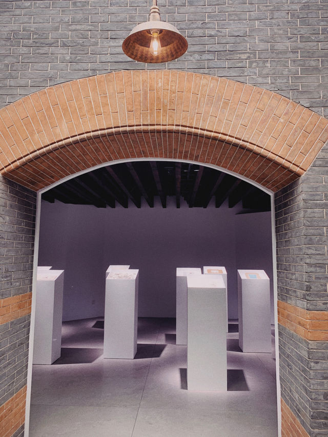Shanghai Bund's small-scale professional free art exhibition, reservation required to limit the number of visitors.