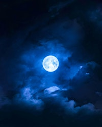 An Expansive Tarot Practice for the Full Blue Moon | The Space Within