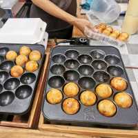 พามากิน โอโคโนมิยากิใส่ไข่ ที่ตลาดต้น​สัก​ 