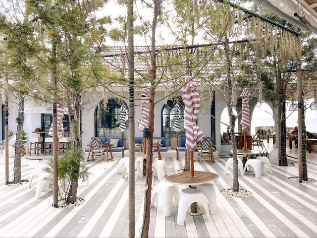 คาเฟ่ติดทะเล ที่พัทยา @ The Lunar Beach House Patt