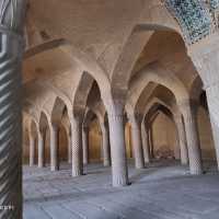 イラン シーラーズ "バキールモスク"          回廊の柱のアーチ、優美なモザイク、イスラム世界に没入!!