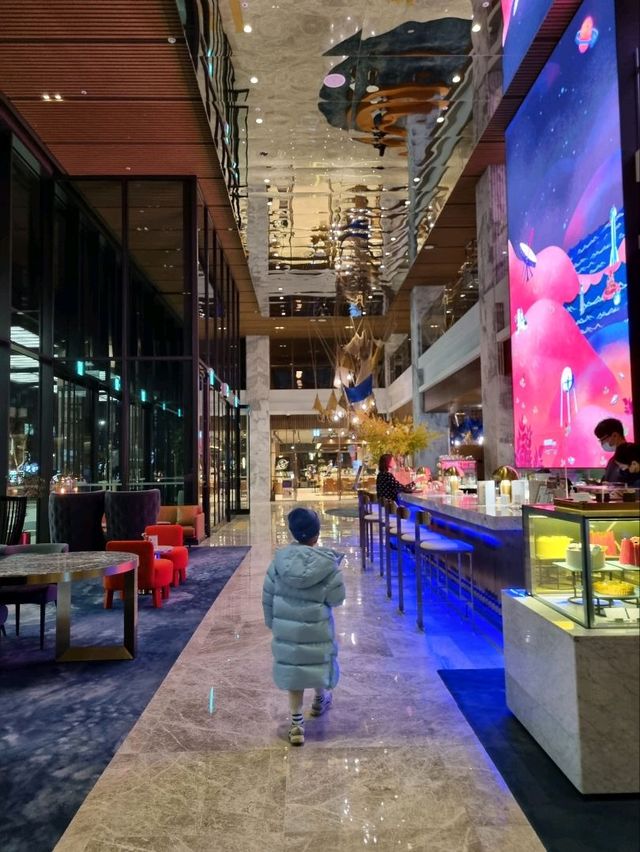 화려한 조명의 몬드리안 호텔 라운지
