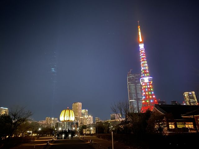 東京・芝公園。「ルイ・ヴィトン × 草間彌生(パンプキン･バルーン)」 インスタレーション。