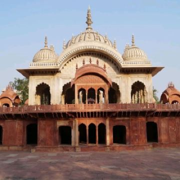 Alwar located 150 km south of Delhi and 150 km north of Jaipur, is a city in India's National Capital Region and the administrative headquarters of Alwar District in the state of Rajasthan. Alwar is a hub of tourism with several forts, lakes, heritage havelis and nature reserves, including the Bhangarh Fort, the Sariska Tiger Reserve and Siliserh lake.The ancient name of Alwar is Salva or Salwa (tribe).Alwar was a part of the Matsya Kingdom, one of the 16 ancient Mahājanapadas. In late Vedic texts (such as the Jaiminiya Brahmana), the Salva or Salvi tribe is described as a non-Vedic tribe that occupied Kurukshetra and conquered the Kuru Kingdom
#romanticrestaurant#roadtrip#summervacation#hotelstay