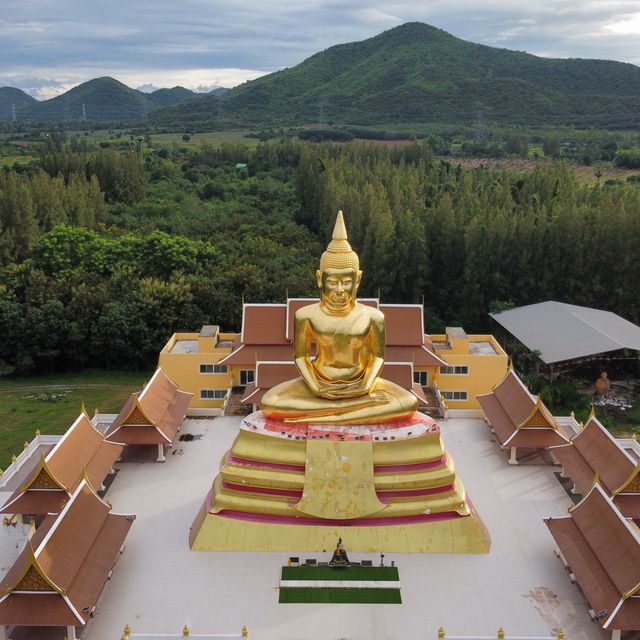 Golden Buddah at Wat Huay Mongkol