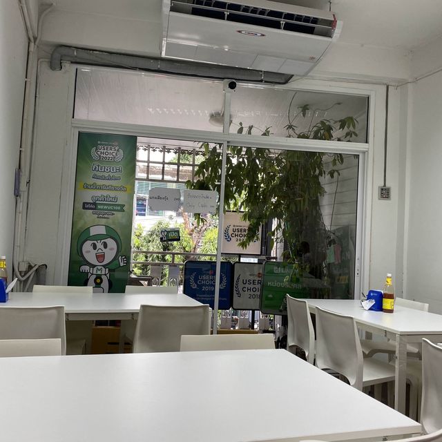 曼谷食遊記—Nhong Rim Klong招牌蟹肉奄列｜Trip.com 曼谷