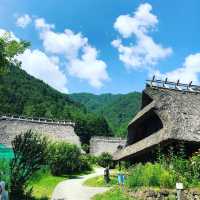 富士の麓にある茅葺屋根の集落