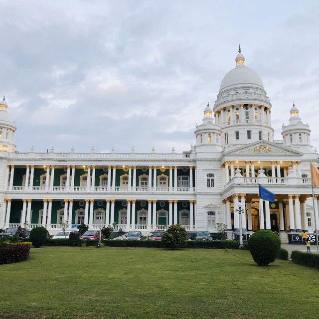 Grand Hotel & Awesome Palace