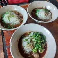 ร้าน ก๋วยเตี๋ยว ซอย 4