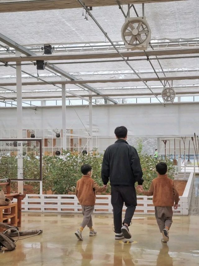 감성적인 목화 온실에서의 데이트