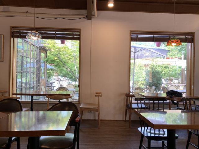 한적한 분위기의 실내외 카페 마이야르