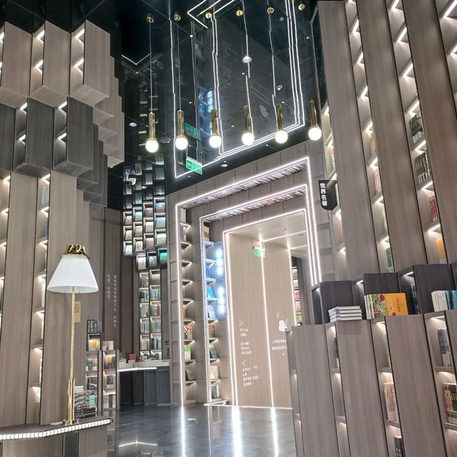 i'm inlove with this Spiral bookstore🥰