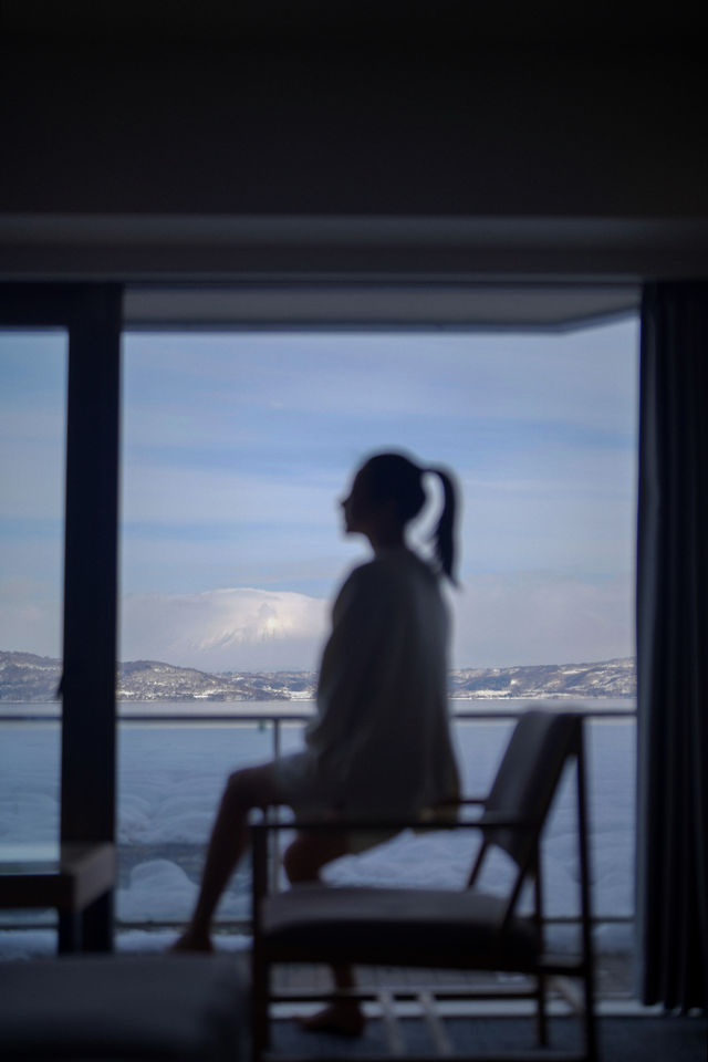 Hokkaido Lake Toya Onsen Hotel ♨️ Naonofu, a hot spring hotel overlooking snow-capped mountains and lakes.