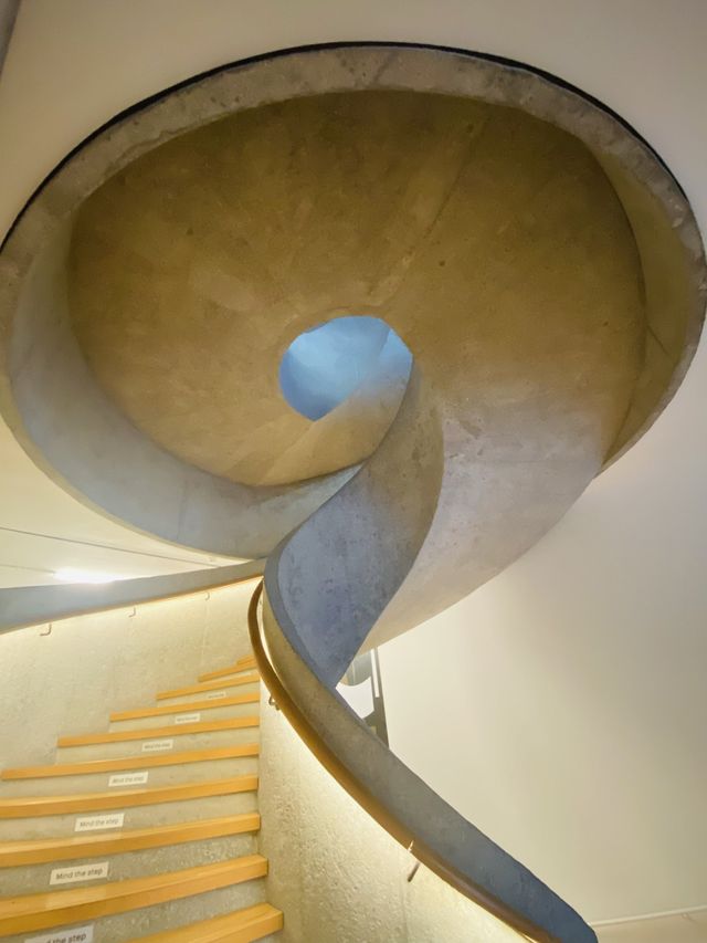 在大館參觀藝術品