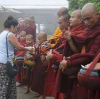 ใส่บาตร​ พระธาตุ​อินทร์​แขวน​