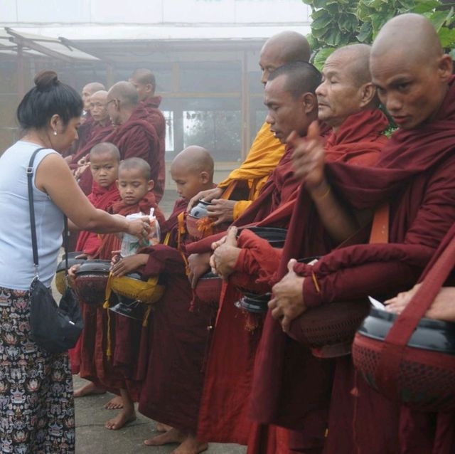 ใส่บาตร​ พระธาตุ​อินทร์​แขวน​