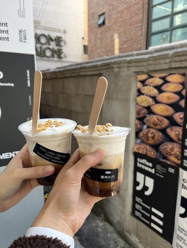 아몬드 아인슈페너가 너무 맛있는 합정 카페 만유인력