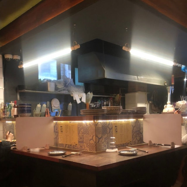 줄 서서 먹는 연남의 연어 맛집 “연어롭다”