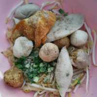 ลูกชิ้นปลารุ่งโรจน์ คลองเตย สุดยอดความอร่อย