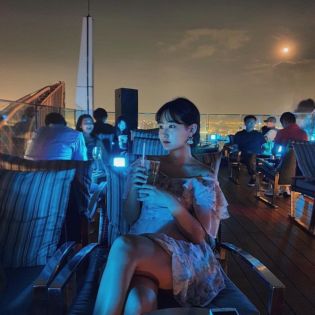 방콕 야경은 '메리어트 호텔 스쿰빗'의 "옥타브"에서