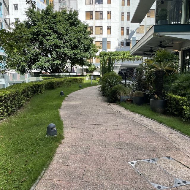 充滿藝術寧靜的小花園