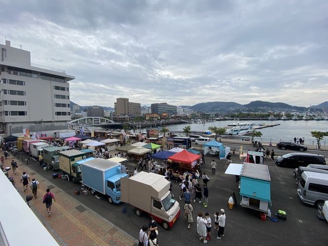 長崎。海岸沿いの多目的広島『おくんち広場』
