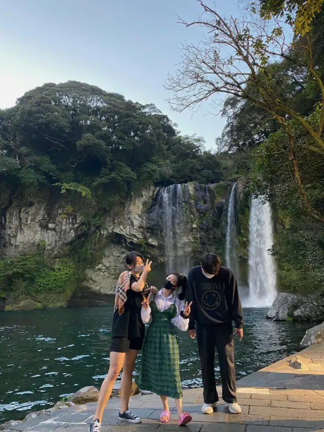 일행끼리 단체샷 찍기좋은 서귀포의 절경🏞️