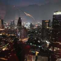 鮮紅色的Rooftop Bar內觀看廣闊夜景