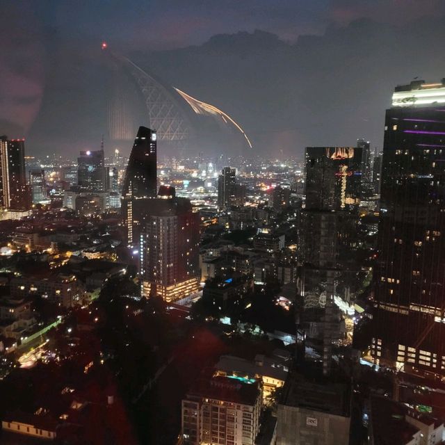 鮮紅色的Rooftop Bar內觀看廣闊夜景