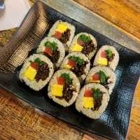 거제도에서 줄서서 먹는 톳칼국수 맛집 '배말칼국수김밥'