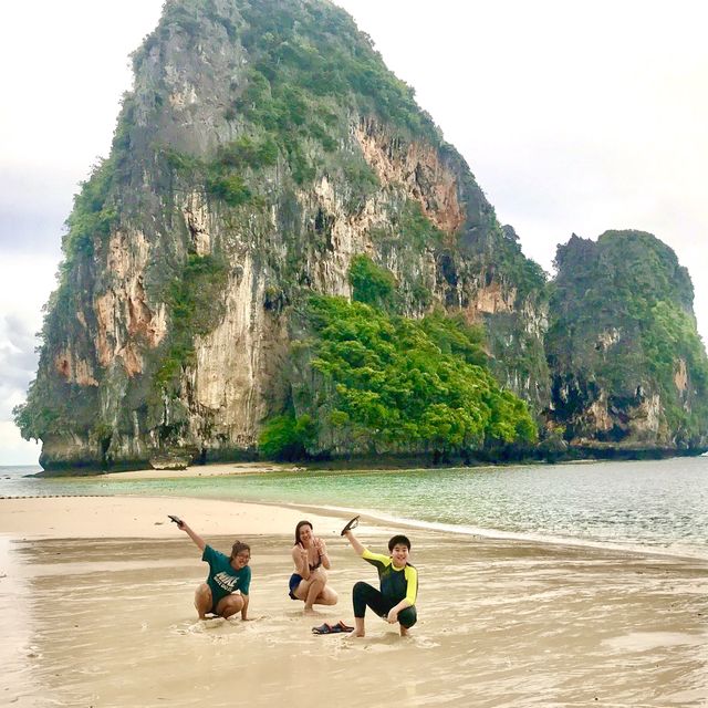 หาดถ้ำพระนาง สวยเด่นตรงวิวถ้ำและเกาะใกล้ๆชายหาด