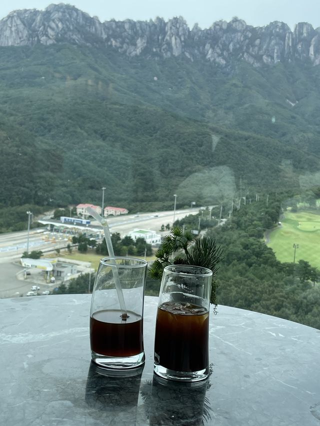 설악산 울산바위를 한눈에! 역대급 웅장한 뷰 카페 ‘ 더 엠브로시아 ‘
