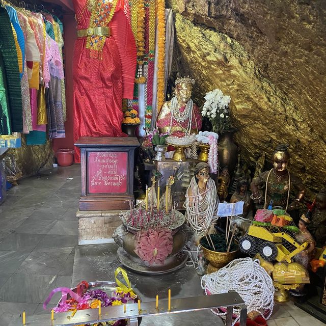 เขาสามมุข จังหวัดชลบุรี