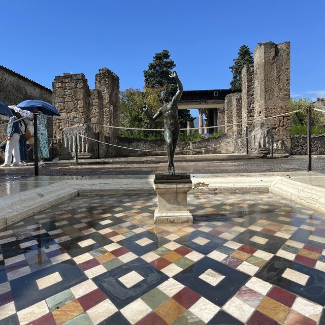 Walking in the suggestive rests of Pompeii 