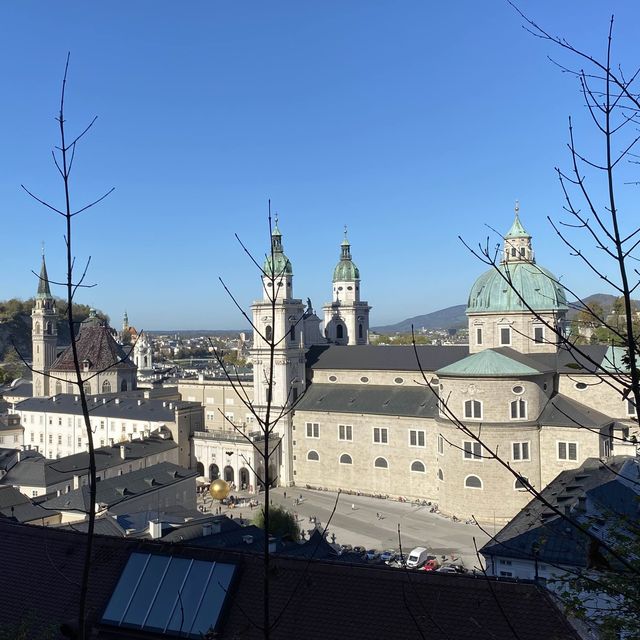 A city at the foot of the Alps