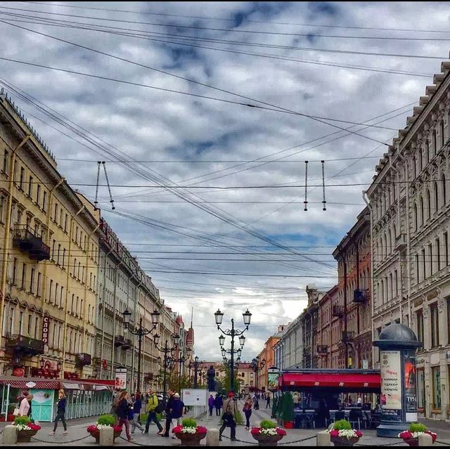 Strolling the streets of St. Petersburg 😍