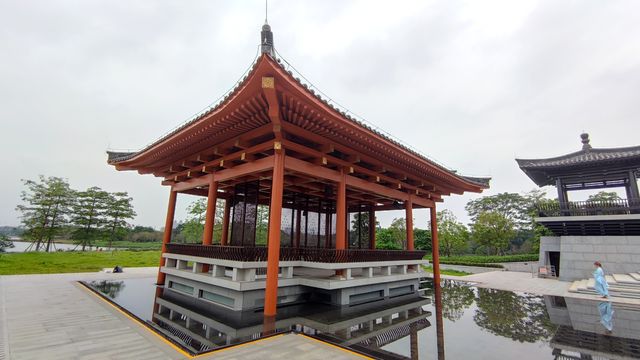 "The main building of the Quyi Garden, where performers soar like birds and fly like wings."