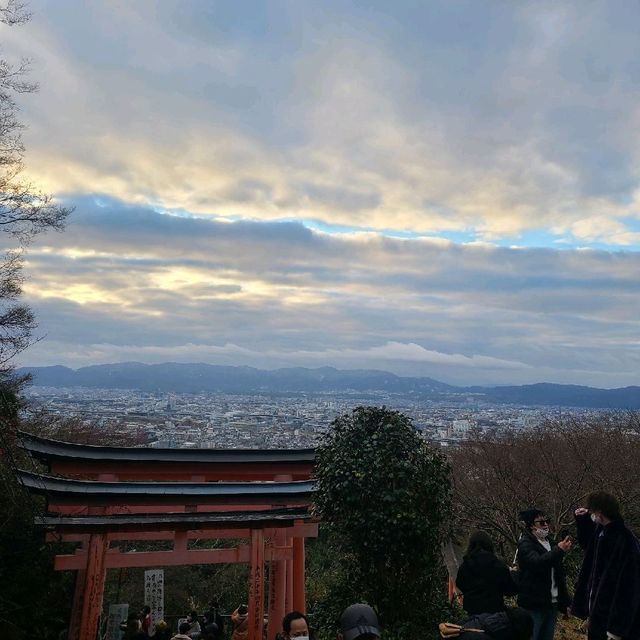 1300年の歴史、全国お稲荷さんの総本宮【伏見稲荷大社】⭐