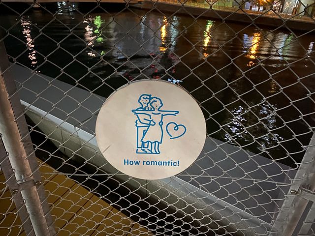 那珂川の水辺で休憩。福岡の夜景も楽しめます。