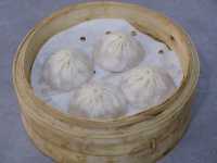 吸住湯汁吃生煎包