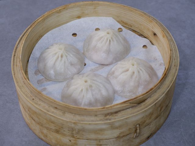 吸住湯汁吃生煎包